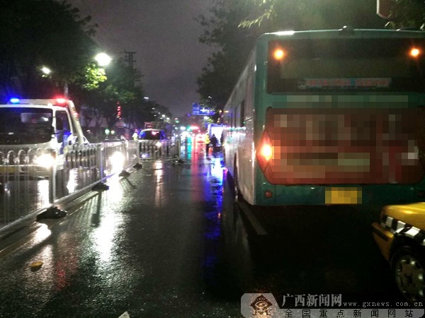 桂林一男子酒驾撞护栏碰伤公交车 把司机打进医院