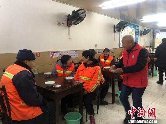 寒风中温暖人心 浙江衢州“1元爱心早餐店”开张