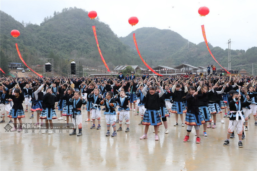 铜鼓舞《南丹勤泽格拉》.广西新闻网通讯员 韦乐 摄