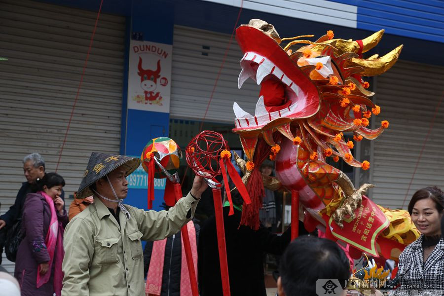 胡瑞阳)2月15日晚,鞭炮齐鸣,锣鼓喧天,南宁市宾阳县2019年炮龙节"百龙