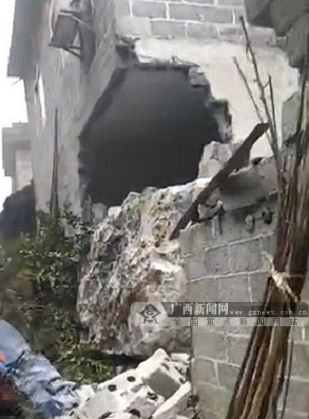 东兰发生巨大山石坠落险情 山脚两间房屋被砸破