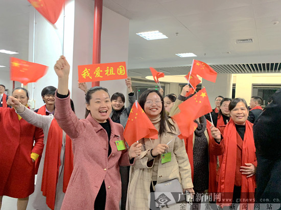 政协委员高唱《我和我的祖国》向祖国致意