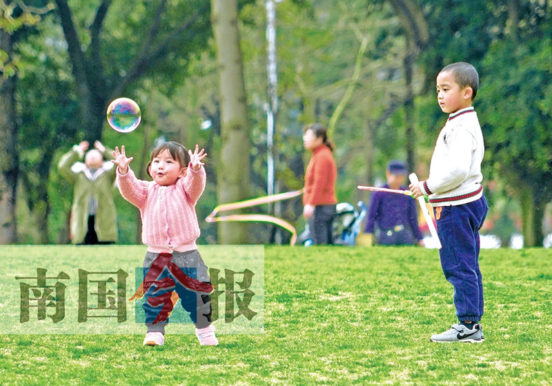 图为在马鹿山公园草坪游玩的小孩.记者卿要林 摄