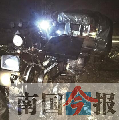 驾拖拉机过桥三人落入河中 事发柳州鹿寨(图)