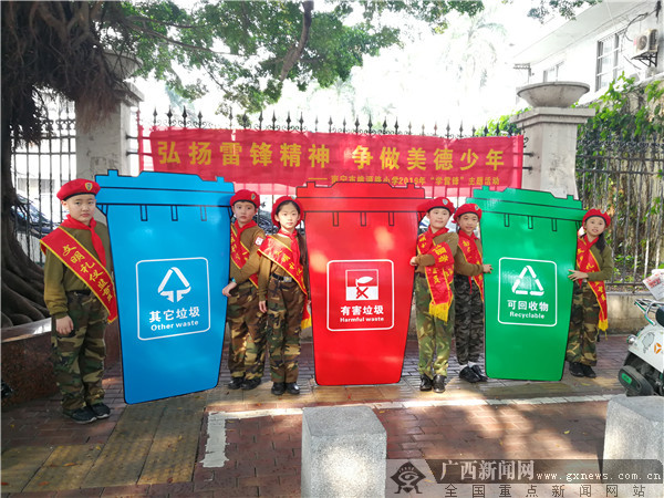 桃源路小学组织学雷锋志愿者走进社区宣讲环保