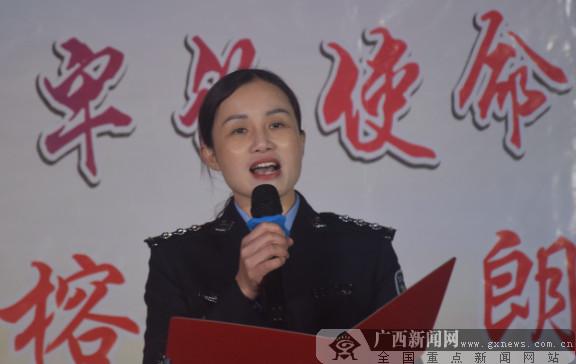 上思女警大榕树下夜读庆“三八”妇女节