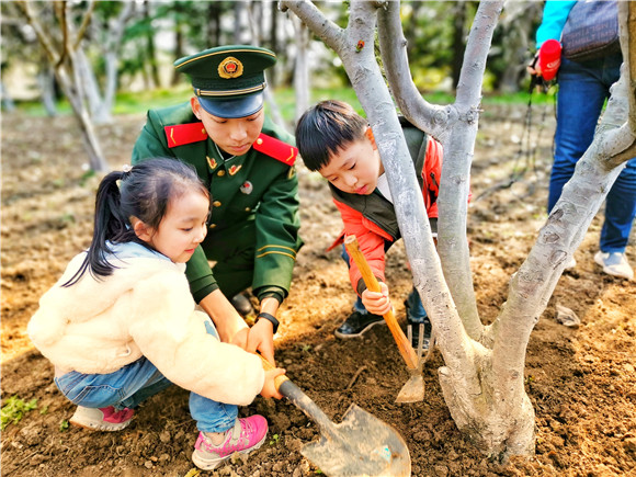 东方网记者柏可林3月12日报道:3月12日是第41个植树节,上海共青森林公园植树节认建认养活动受到广大市民游客的热情参与。市民们为树木除草、松土、浇水,了解不同季节和气候下树木养护的不同要求,收获绿色科普知识。 武警官兵也加入到市民群体中。 今天风和日丽,养护体验活动报名火爆,参加认建认养和养护体验的市民在养护专家的指导下,为生态绿化献上一份纯稚的爱心。小朋友们在家长的带领下用稚嫩的小手养护树木,大人们则扛铁锹、搬水桶,做一些力所能及的体力活,共同呵护孩子和树木的成长。值得一提的是,武警官