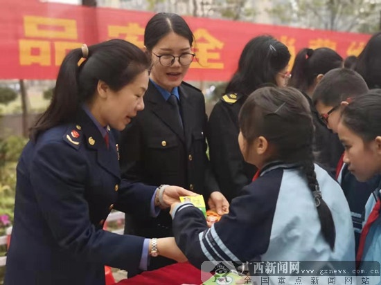 南宁经开区开展消费维权进校园活动