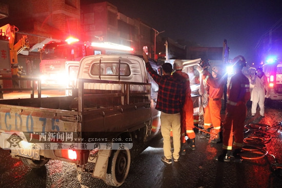 贵港:两车追尾2人被困 消防员紧急救援(图)