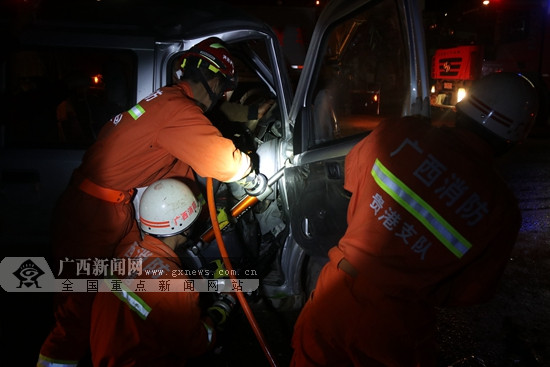 贵港:两车追尾2人被困 消防员紧急救援(图)