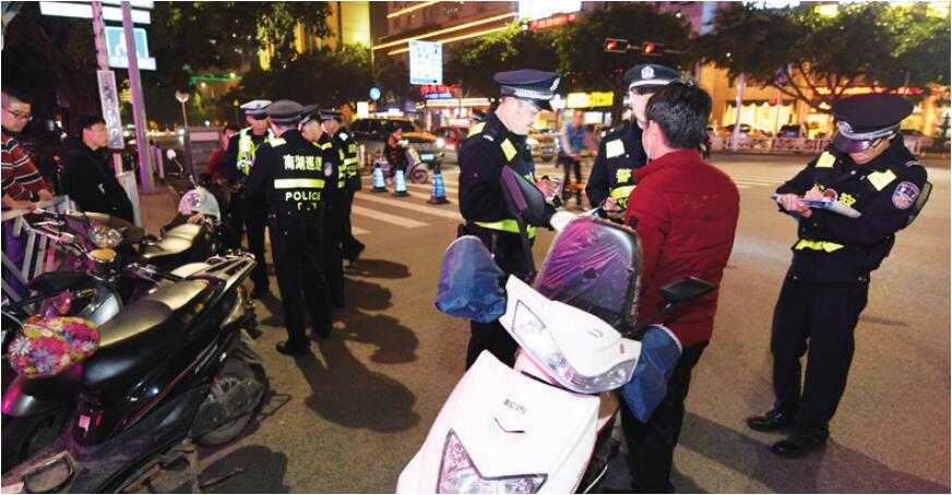 高清:南宁警方掀起扫黑除恶风暴 赌窝藏闹市高层