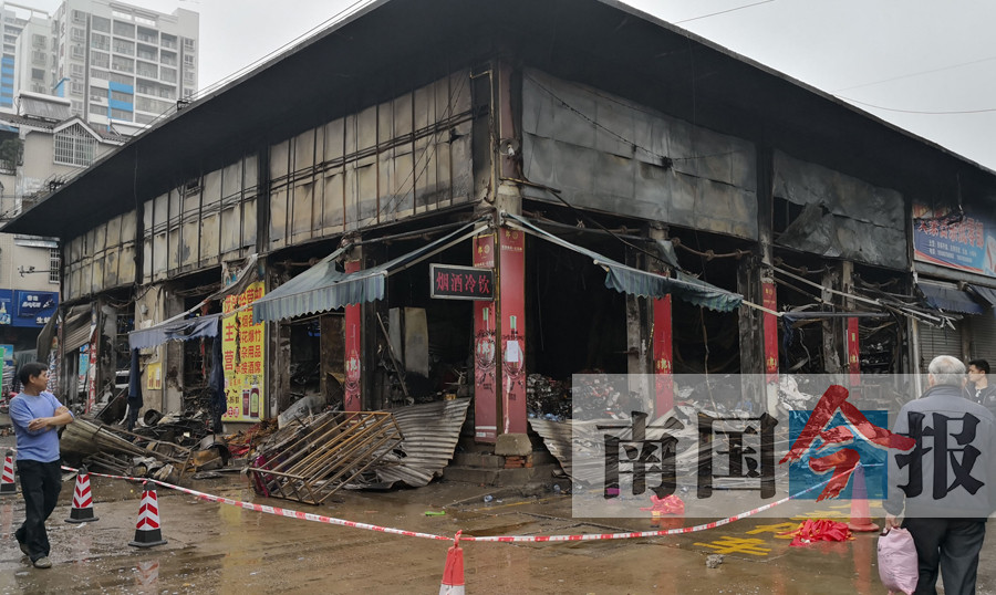 鹿寨桂中市场突发大火 还有“砰砰”的爆炸声(图)