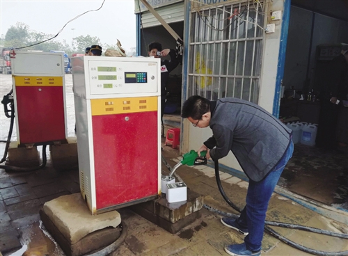 南宁打击成品油非法经营行为 查获非法油品约22吨