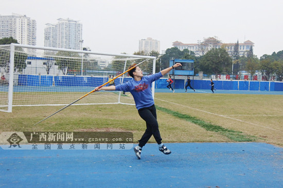 广西标枪运动员廖羽在训练中.广西新闻网通讯员赵菊 摄