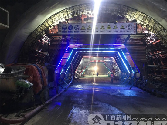 融河高速龙栈隧道右洞顺利贯通