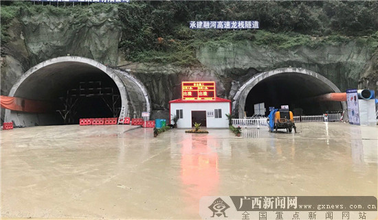 融河高速龙栈隧道右洞顺利贯通