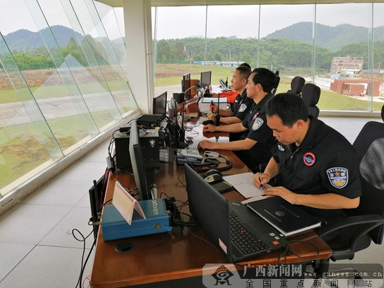 南宁“警鹰”翱翔 守护邕城假期平安（图）