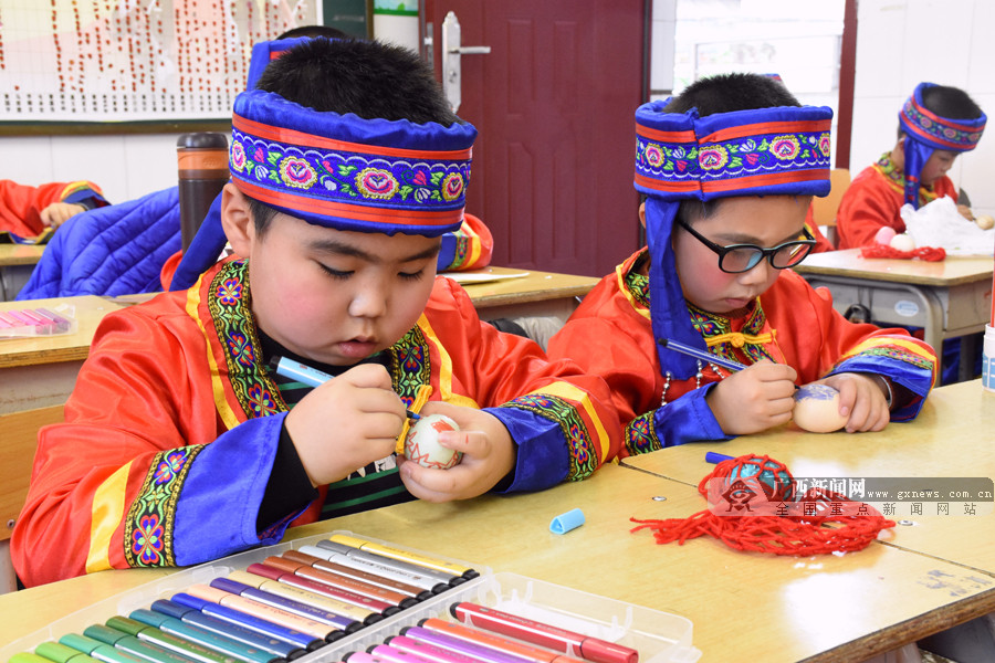 这是宜州区实验小学的孩子们正在画彩蛋,画纸伞,体验传统民俗文化的