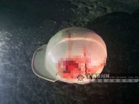 钦州：电动车被刮碰倒地 头盔救了驾驶员一命