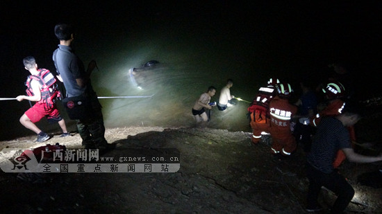 视频|百色：小车翻下山底坠河 车内一名男子身亡