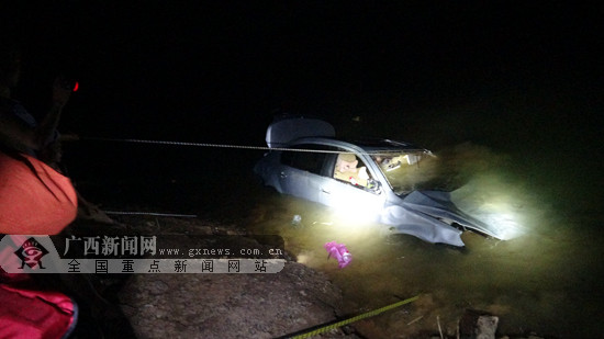 视频|百色：小车翻下山底坠河 车内一名男子身亡