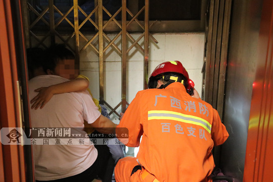 百色一小孩脚被卡电梯 消防人员紧急救援(图)