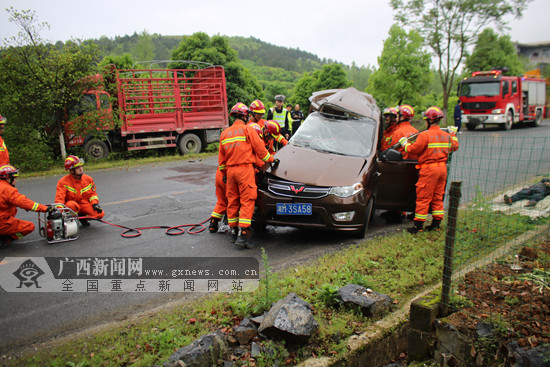 桂林:面包车与小货车相撞 面包车内2人死亡(图)