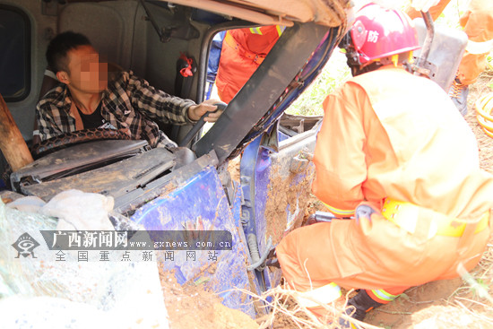 百色:货车失控冲撞土坡 司机被困几小时后获救