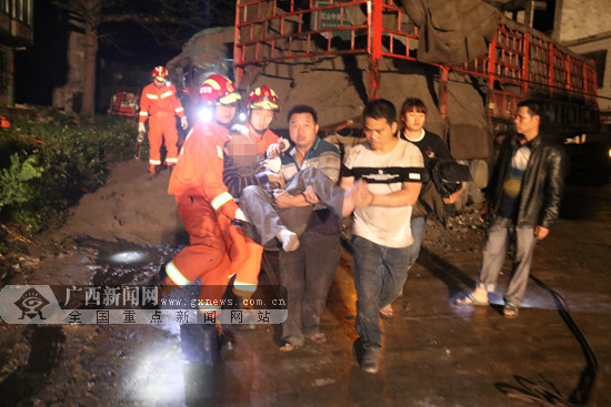 又是大货车!百色两辆货车相撞一司机被困(图)