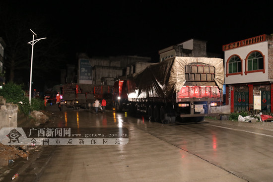 又是大货车!百色两辆货车相撞一司机被困(图)