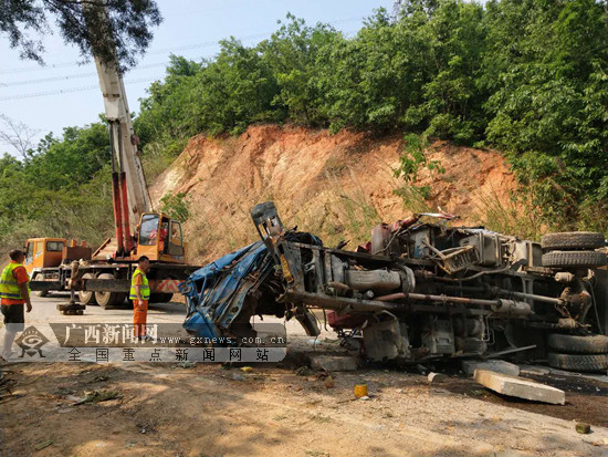 百色：侧翻大货车堵塞交通 交警及时救援排堵(图)