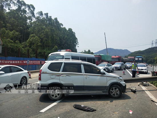 砰！小车车速太快撞护栏又撞车 现场视频让人心惊