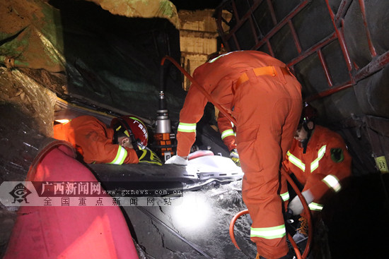 又是大货车!百色两辆货车相撞一司机被困(图)