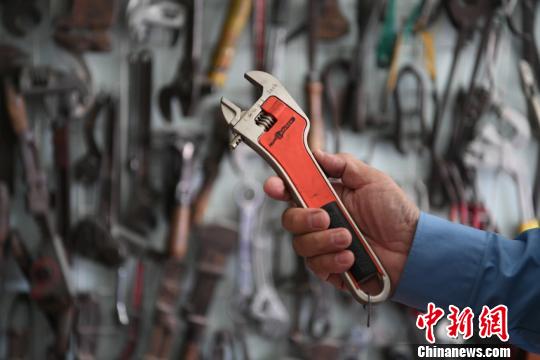 酷游KU游官网|三田爱|老人收藏绝迹的五金工具：这是时代发展的见证