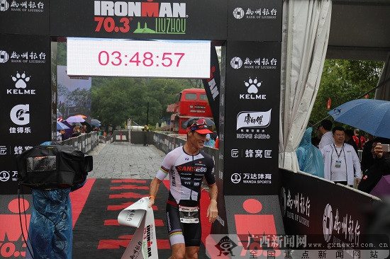 2019柳州世界铁人三项赛雨中激战完美收官(组图)