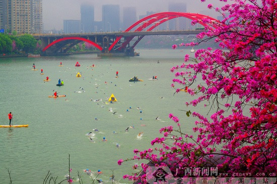 2019柳州世界铁人三项赛雨中激战完美收官(组图)