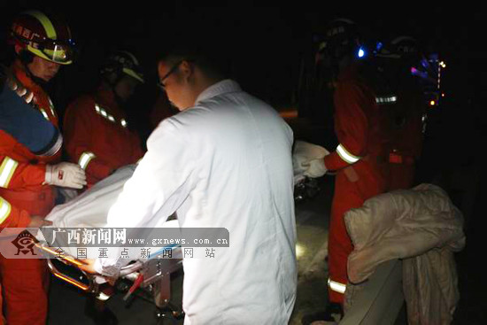 崇左两车相撞一人被困 消防成功救出被困司机