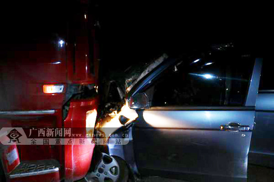 崇左两车相撞一人被困 消防成功救出被困司机