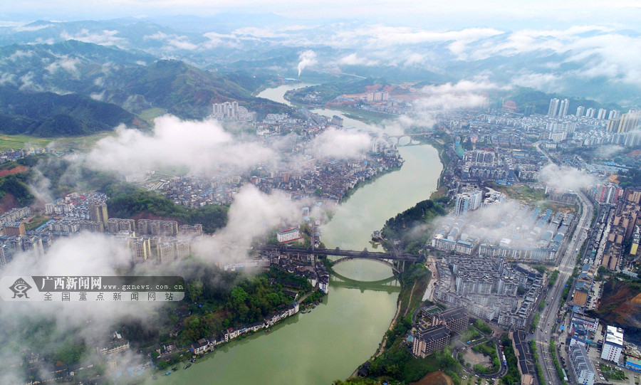 4月16日,一场春雨过后,三江侗族自治县县城上空雾气蒸腾,与独具特色的