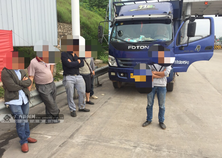 核载3人的货车竟挤进6个壮汉 严重超员驾驶员被查
