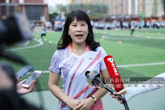 南宁市民主路小学青环校区举办触式橄榄球运动会