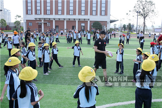 南宁市民主路小学青环校区举办触式橄榄球运动会