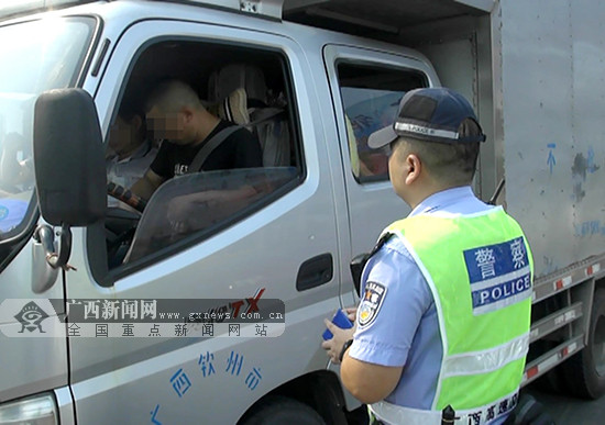 核载6人心存侥幸"塞"进8人 面包车司机被处罚(图)