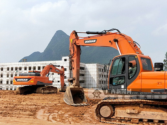 大化生态民族新城初级中学建设如火如荼