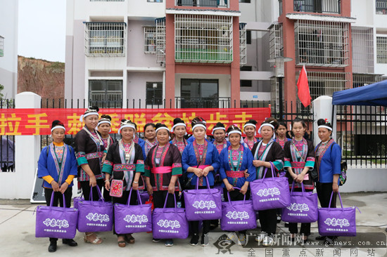 三江1800名贫困妇女喜获“母亲邮包”(组图)