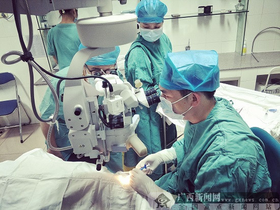 六旬老人饱受眼疾折磨 遇“贵人”十分钟解决难题