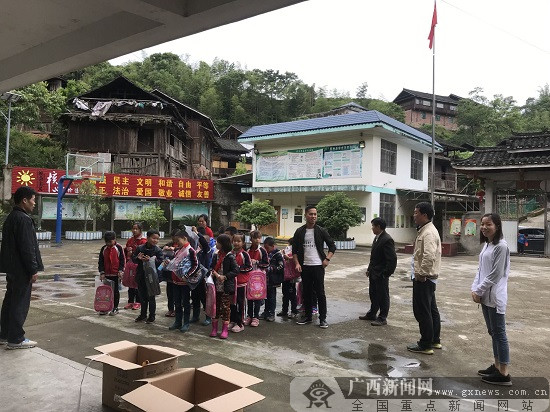 广西五建五分公司开展“伸援手献爱心”助学活动