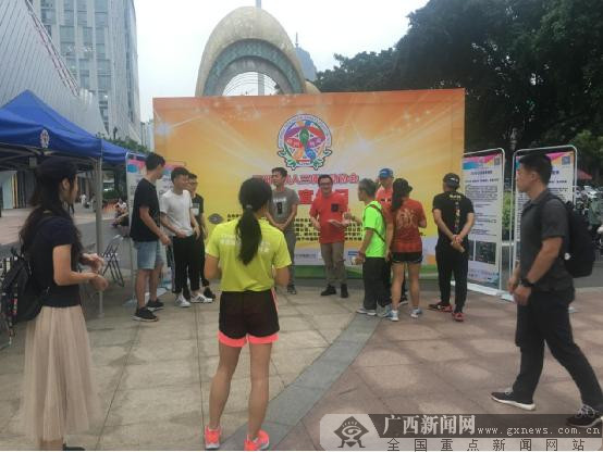 柳州市铁人三项协会开展指导推广服务进商场活动