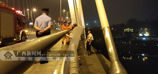 百色一男子跳桥轻生 消防紧急救援(图)