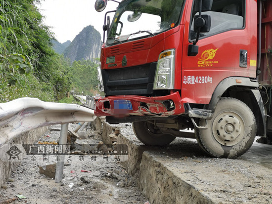 大化:大货车侧翻导致公路受损 司机被罚(图)